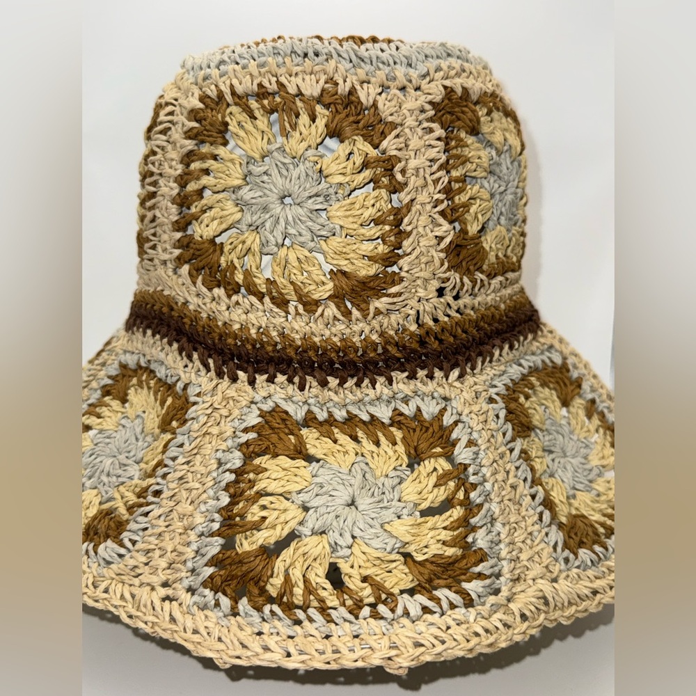 Steve Madden Crochet Hat in Beige and Brown